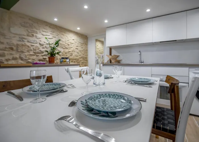 The Emerald - Spacious & Fully Equipped Apt