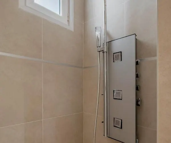 The Emerald - Spacious & Fully Equipped Apt アパート